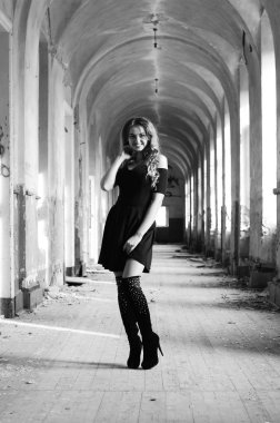 Genç, güzel, kısa saçlı, siyah elbiseli sarışın kadın.