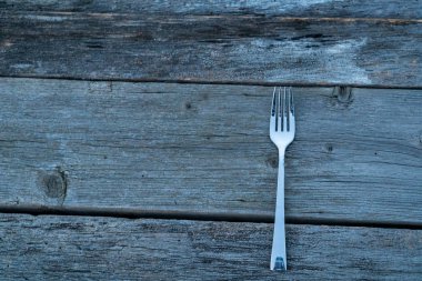 bıçak ve çatal ahşap arka plan üzerinde. Çatal bıçak takımı ahşap üzerinde.
