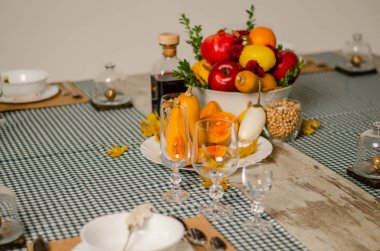 Ahşap arka plan üzerinde lavanta çiçekli güzel sofra