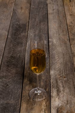 Kopya alanı ile ahşap arka plan üzerinde boş beyaz çanak ve beyaz masa örtüsü üst görünümü