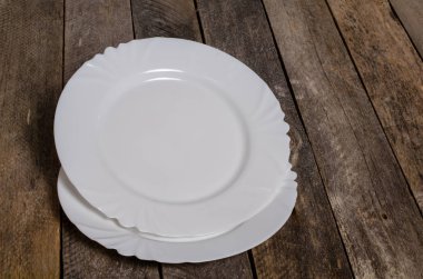 Kopya alanı ile ahşap arka plan üzerinde boş beyaz çanak ve beyaz masa örtüsü üst görünümü