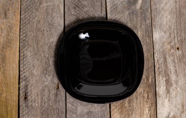 Kopya alanı ile ahşap arka plan üzerinde boş beyaz çanak ve beyaz masa örtüsü üst görünümü