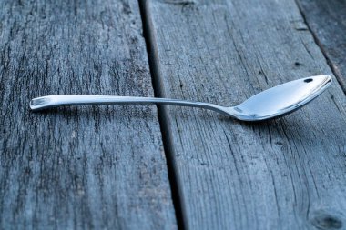 bıçak ve çatal ahşap arka plan üzerinde. Çatal bıçak takımı ahşap üzerinde.