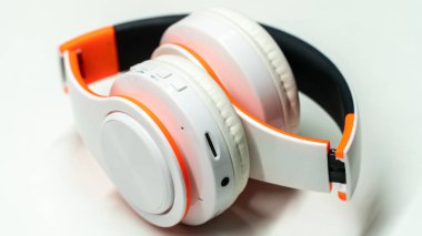 Bluetooth kulaklık siyah deri arka plan üzerinde
