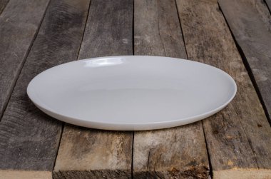 Ahşap arka plan üzerinde lavanta çiçekli güzel sofra