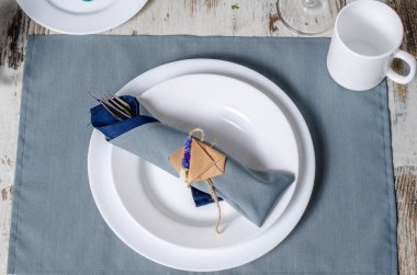 Ahşap arka plan üzerinde lavanta çiçekli güzel sofra