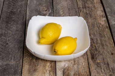 Ahşap arka plan üzerinde lavanta çiçekli güzel sofra