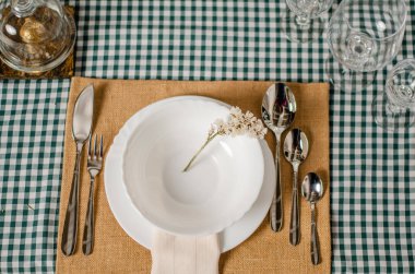 Ahşap arka plan üzerinde lavanta çiçekli güzel sofra