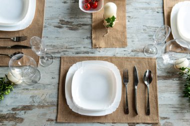 Ahşap arka plan üzerinde lavanta çiçekli güzel sofra