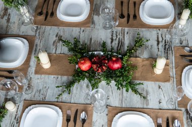 Ahşap arka plan üzerinde lavanta çiçekli güzel sofra