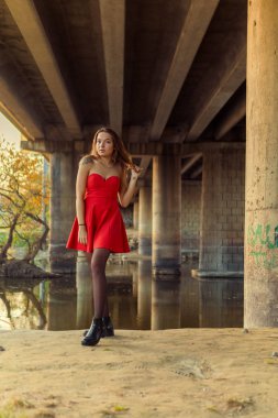 Bir kadın bir sonbahar Park bir kamera önünde poz. Sonbahar fotoğraf çekimi. Sonbahar Park.