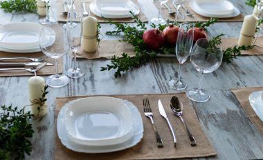 Ahşap arka plan üzerinde lavanta çiçekli güzel sofra