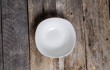 Ahşap arka plan üzerinde lavanta çiçekli güzel sofra