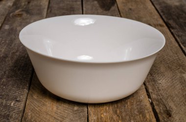 Ahşap arka plan üzerinde lavanta çiçekli güzel sofra