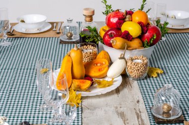 Ahşap arka plan üzerinde lavanta çiçekli güzel sofra