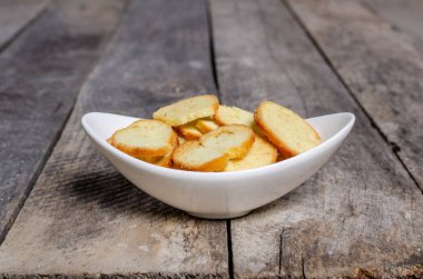 Ahşap arka plan üzerinde lavanta çiçekli güzel sofra