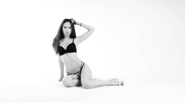 Güzel kadın model uzun akşam önlük giymiş, havuzda yatıyor ve sensually poz veriyor