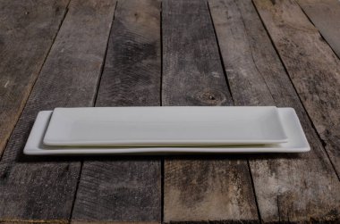 Ahşap arka plan üzerinde lavanta çiçekli güzel sofra