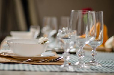 Ahşap arka plan üzerinde lavanta çiçekli güzel sofra