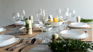 Ahşap arka plan üzerinde lavanta çiçekli güzel sofra