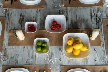 Ahşap arka plan üzerinde lavanta çiçekli güzel sofra