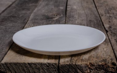 Ahşap arka plan üzerinde lavanta çiçekli güzel sofra