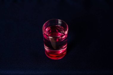 Ahşap arka plan üzerinde lavanta çiçekli güzel sofra