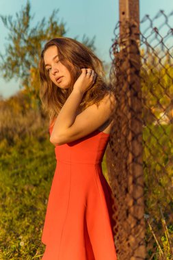 Bir kadın bir sonbahar Park bir kamera önünde poz. Sonbahar fotoğraf çekimi. Sonbahar Park.