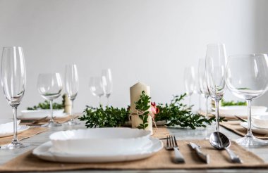 Ahşap arka plan üzerinde lavanta çiçekli güzel sofra