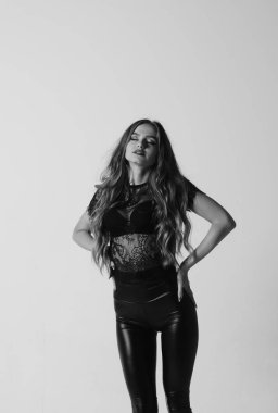 Kot pantolon ve iç çamaşırlı güzel seksi kadın Windo 'nun yanında duruyor.