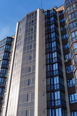 Modern condominium binada çok etate mavi gökyüzü ile şehir