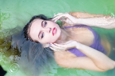 Islak modeli duş alır ve giyim, ıslak giyim, kadın, ıslak bak sauna ve yüzme havuzunda yüzüyor