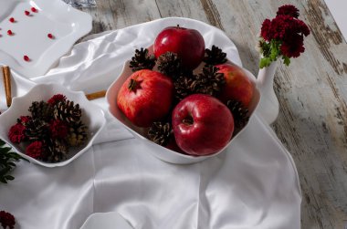 Ahşap arka plan üzerinde lavanta çiçekli güzel sofra