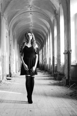 Genç, güzel, kısa saçlı, siyah elbiseli sarışın kadın.