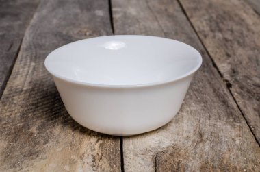 Ahşap arka plan üzerinde lavanta çiçekli güzel sofra