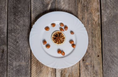 Ahşap arka plan üzerinde lavanta çiçekli güzel sofra