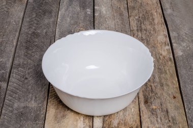 Ahşap arka plan üzerinde lavanta çiçekli güzel sofra