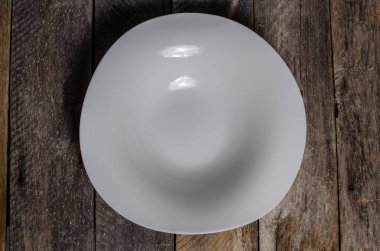 Ahşap arka plan üzerinde lavanta çiçekli güzel sofra