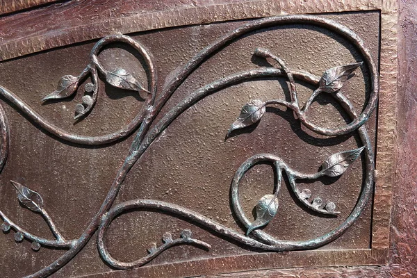 Елементи декоративного квіткового орнаменту в металевому кованому паркані . — стокове фото