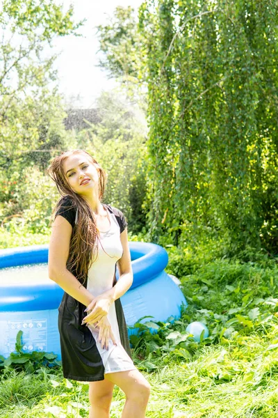 La jeune belle danseuse moderne danse sous les gouttes d'eau — Photo