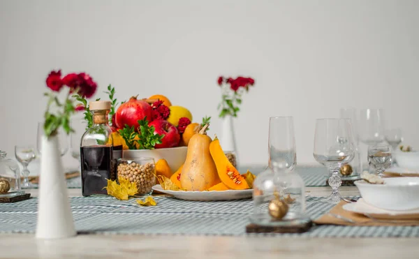 Bella tavola apparecchiata con fiori di lavanda su sfondo di legno — Foto Stock