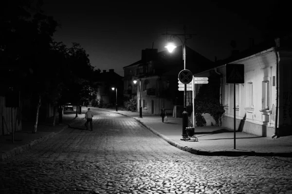 Bela rua à noite em Sibiu, Roménia — Fotografia de Stock