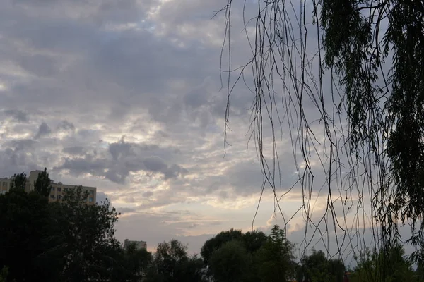 Cielo anaranjado del atardecer. Hermoso cielo. —  Fotos de Stock