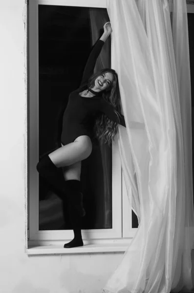 Sexig ung kvinna med stora bröst. Flicka poserar på svart vägg i studion. — Stockfoto