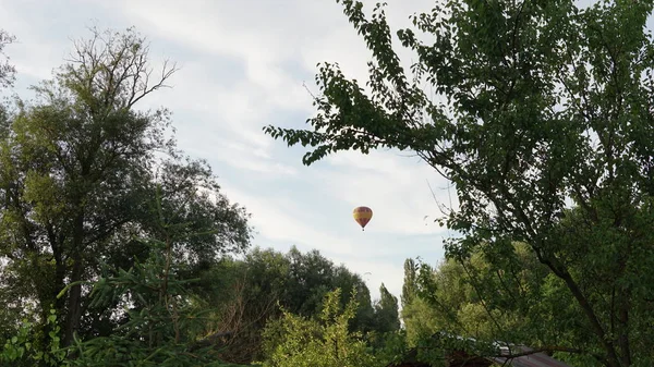 Bunte Heißluftballons fliegen um Punkt Inthanon über den Berg in Chiang Mai, Thailand. — Stockfoto