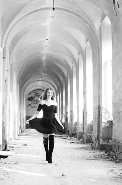 Young beautiful short hair blonde woman in black climbing the st — Stock Photo, Image