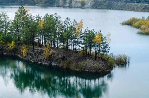 Осень на озере — стоковое фото