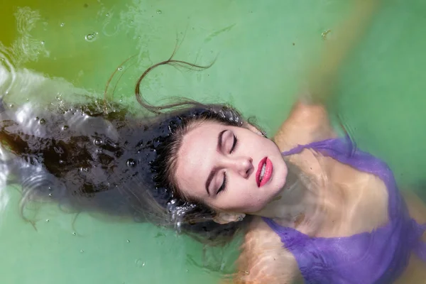 Natte model neemt een douche en zwemt in kleding, natte kleding, natte kijken vrouwen, sauna en zwembad — Stockfoto