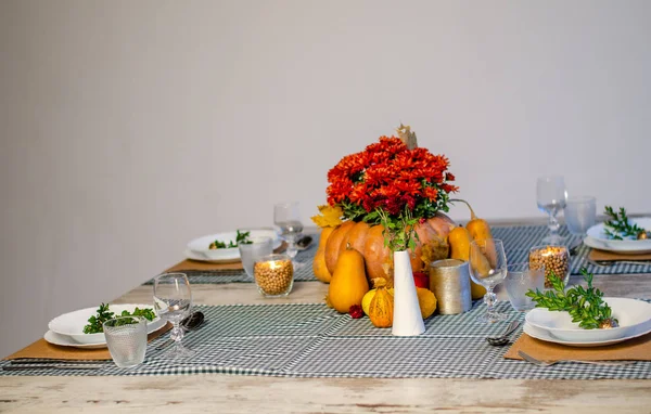 Beau décor de table avec des fleurs de lavande sur fond en bois — Photo