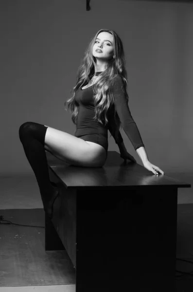 Giovane donna sexy con seno grande. Ragazza in posa su parete nera in s — Foto Stock
